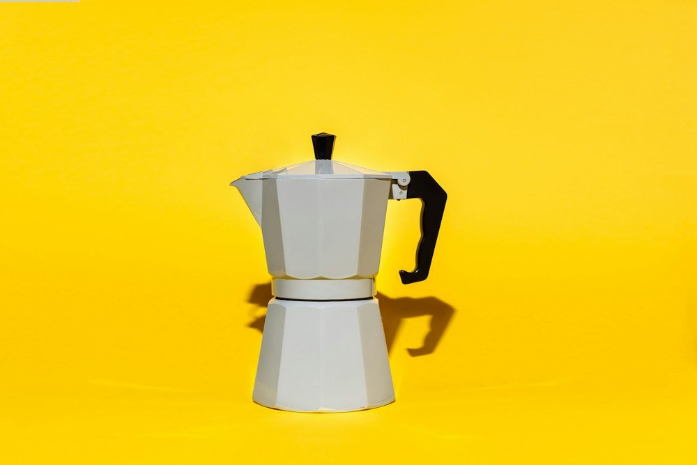 Cafetière italienne sur fond jaune