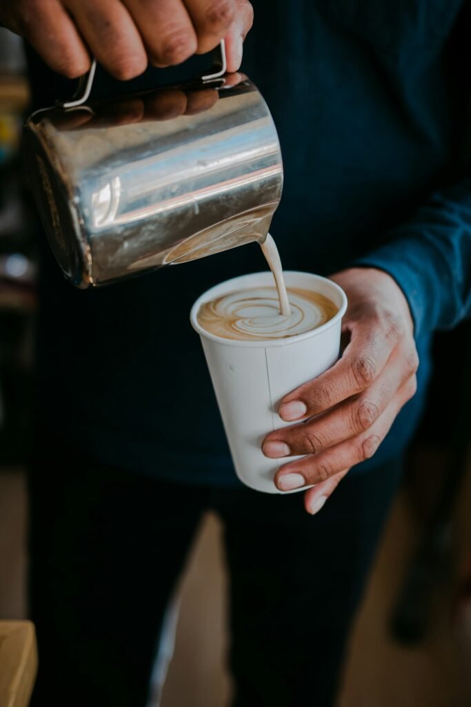 Lait versé dans une tasse pour un cappuccino