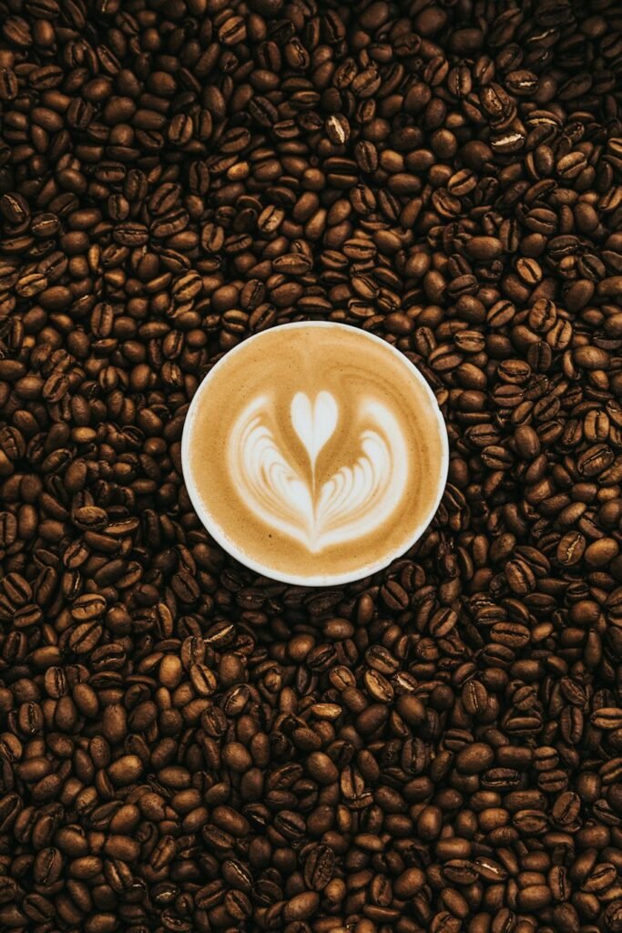 Latte art en forme de cœur vu du dessus